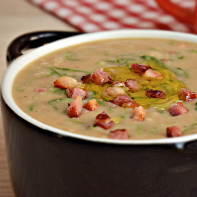 Nosso Caldo de Feijão é a definição de uma refeição reconfortante e cheia de personalidade. Preparamos uma base cremosa e saborosa, realçada pelo nosso tempero caseiro exclusivo. A essa base robusta, adicionamos bacon crocante e calabresa triturada, criando uma combinação irresistível de sabores defumados e picantes. Para finalizar, um toque sutil de coentro fresco adiciona um contraste surpreendente. Servido com um pãozinho quentinho, este caldo é a pedida perfeita para qualquer momento.