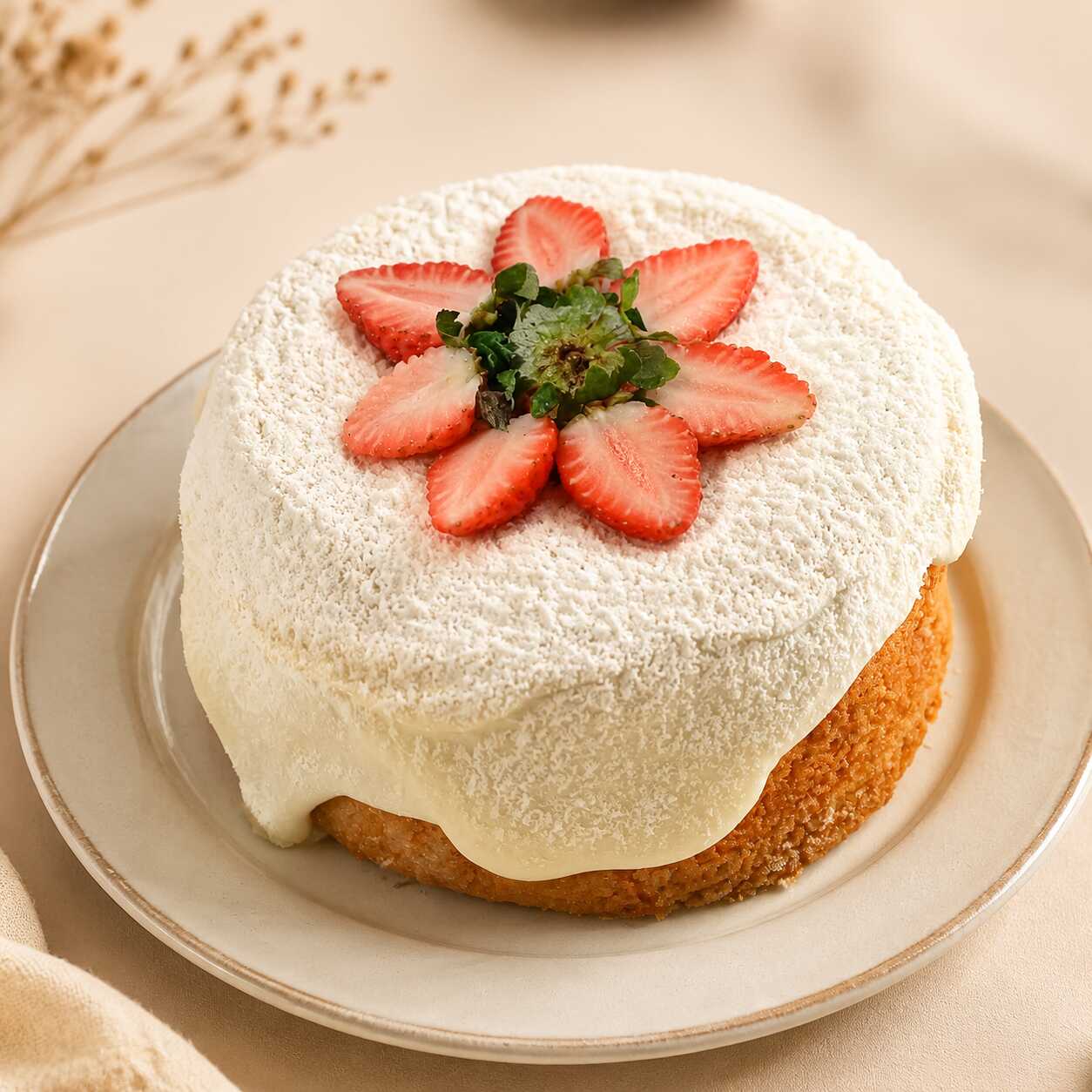 Bolo macio coberto com uma generosa camada de creme, finalizado com leite em pó e morangos frescos. Uma combinação delicada, cremosa e equilibrada, perfeita para compartilhar e tornar qualquer momento mais especial.