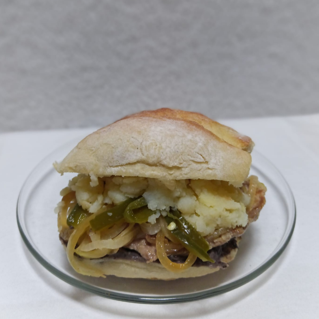 Torta de Bistec Encebollado