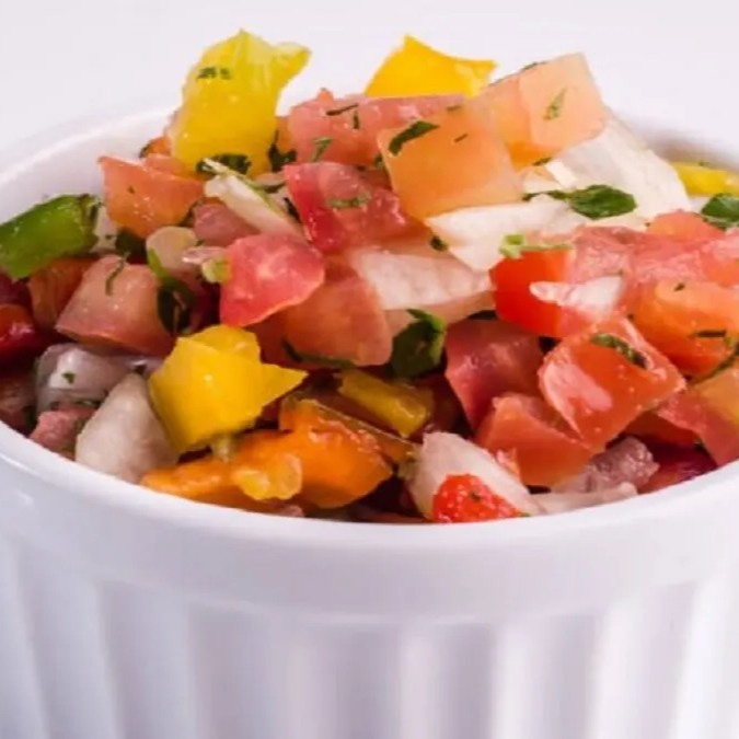 Mistura fresca de tomate, cebola e tempero especial, preparada diariamente.