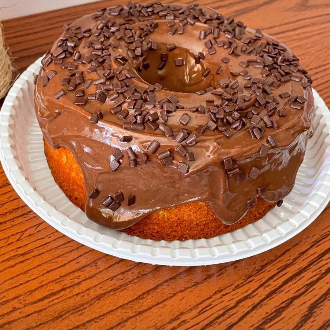Bolo artesanal, com cobertura de chocolate,
Serve em media 8/10 pedaços