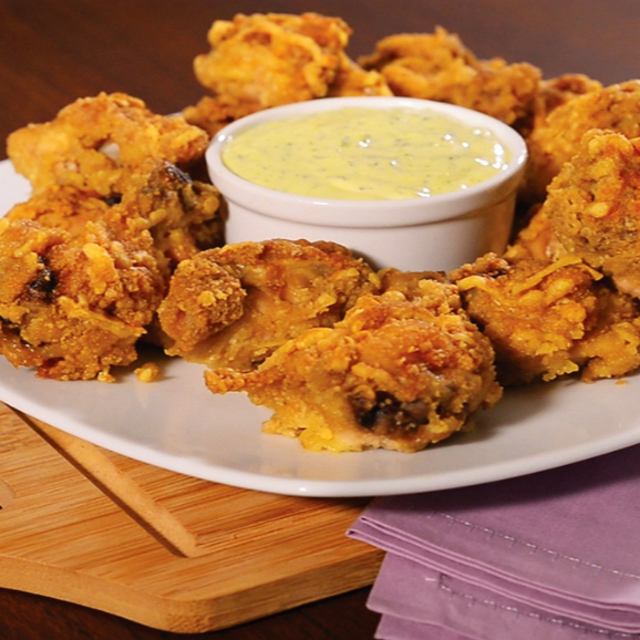 Acompanha molho barbecue e mostarda e mel.