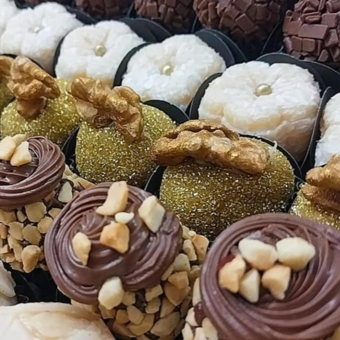 Contém 4 Brigadeiros: Pistache, Ferrero, Amêndoas, Nozes. Peso: 20 gramas cada um Contém 4 unidades. - Atendendo às melhores práticas de confeitaria, nosso produto é mantido semicongelado para maior frescor e qualidade.