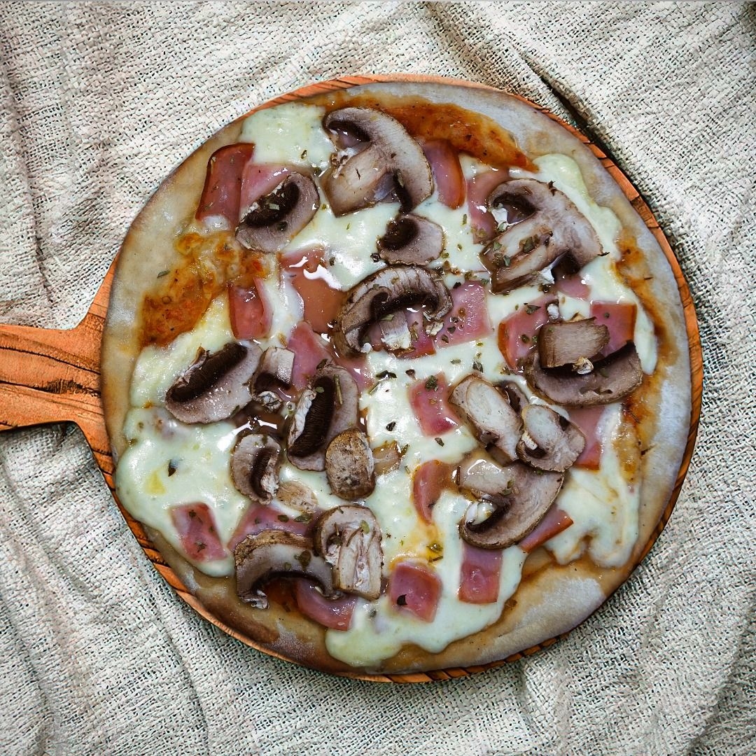 Pizza Jamon y Champignon 6 Porciones