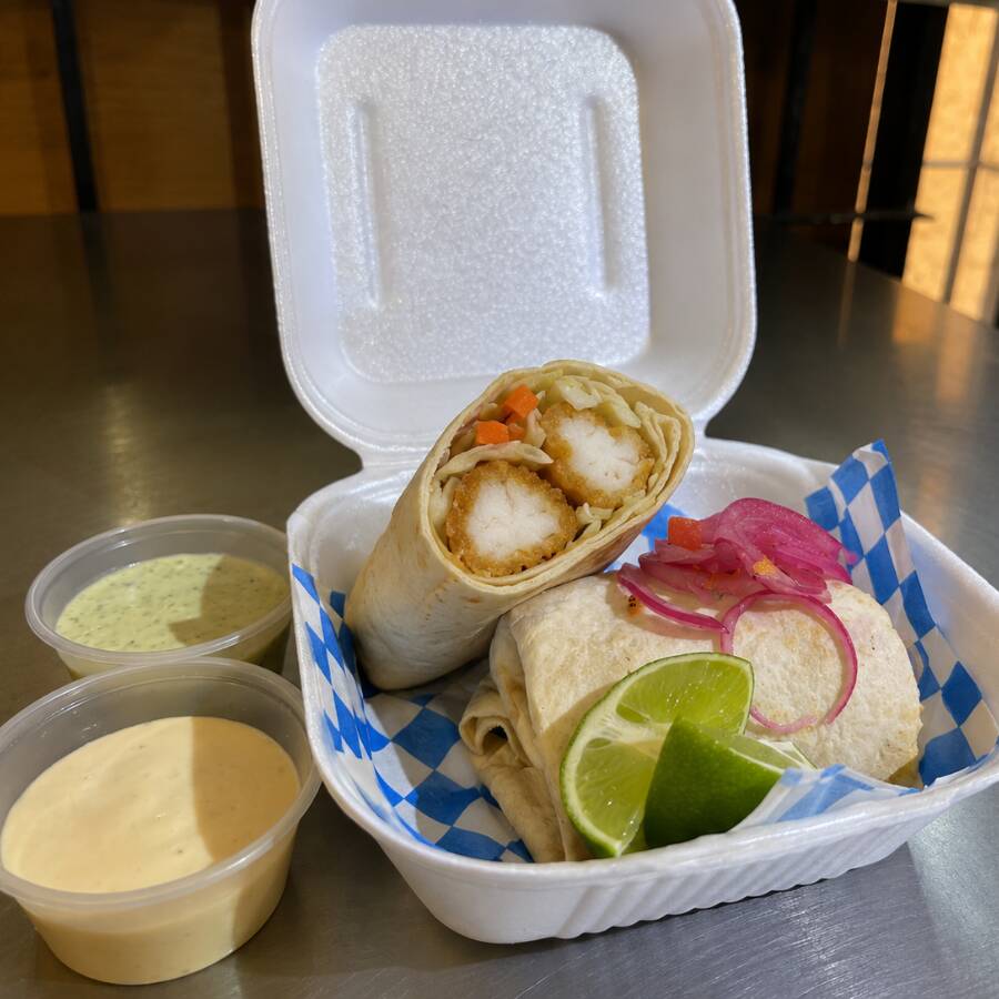 COMBO INDIVIDUAL BURRITO DE PESCADO TÉ DE JAZMIN