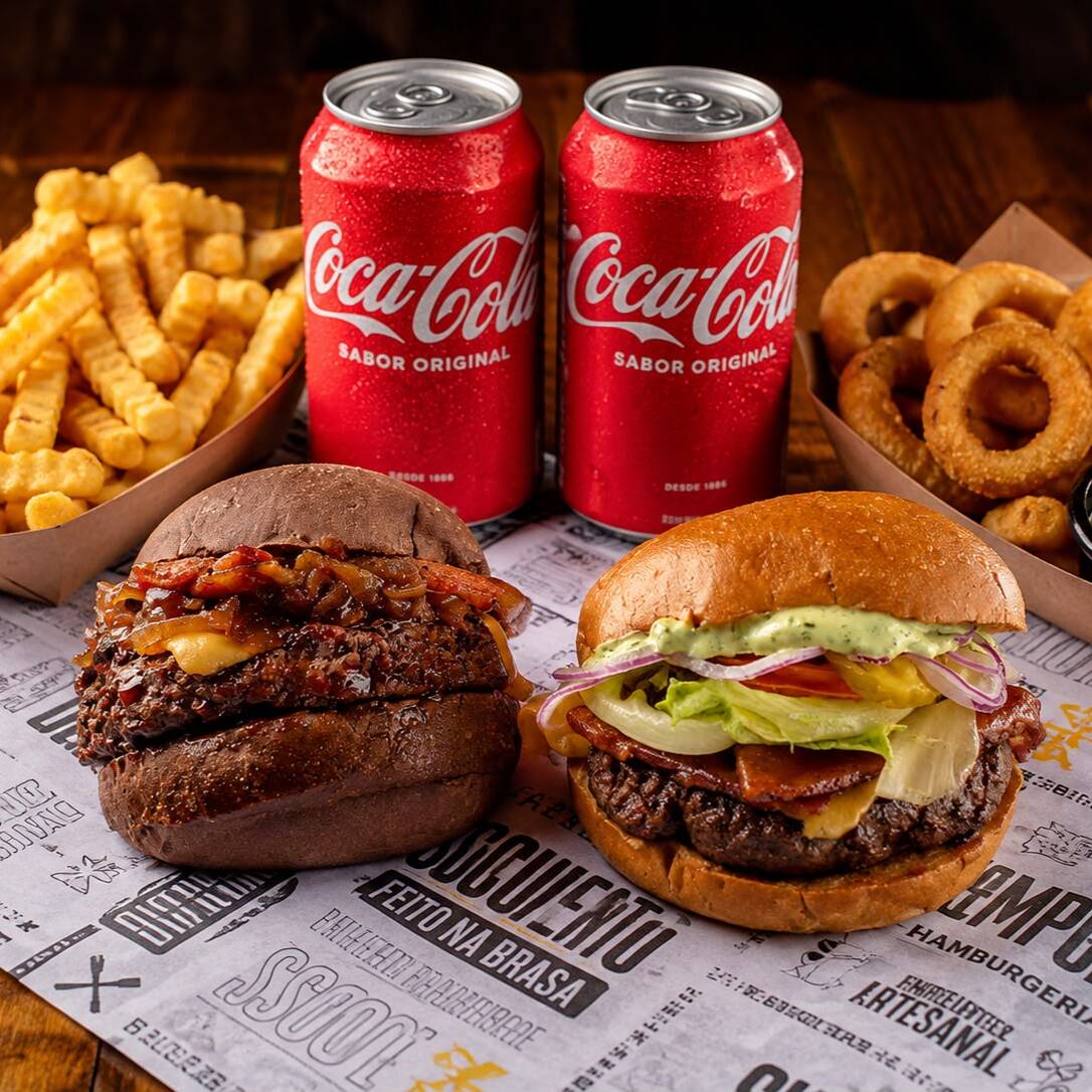 2 x lanches (sendo 1 black - hamburguer , cebola caramelizada , fatias de bacon , no pão australiano , 1 x salada bacon ) uma porção de fritas p , uma porção de onion p , dois refrigerantes lata