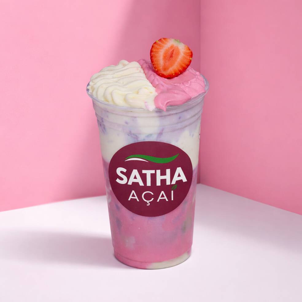 Açaí premium com camadas de creme de ninho, creme de morango e finalizado com morango fresco