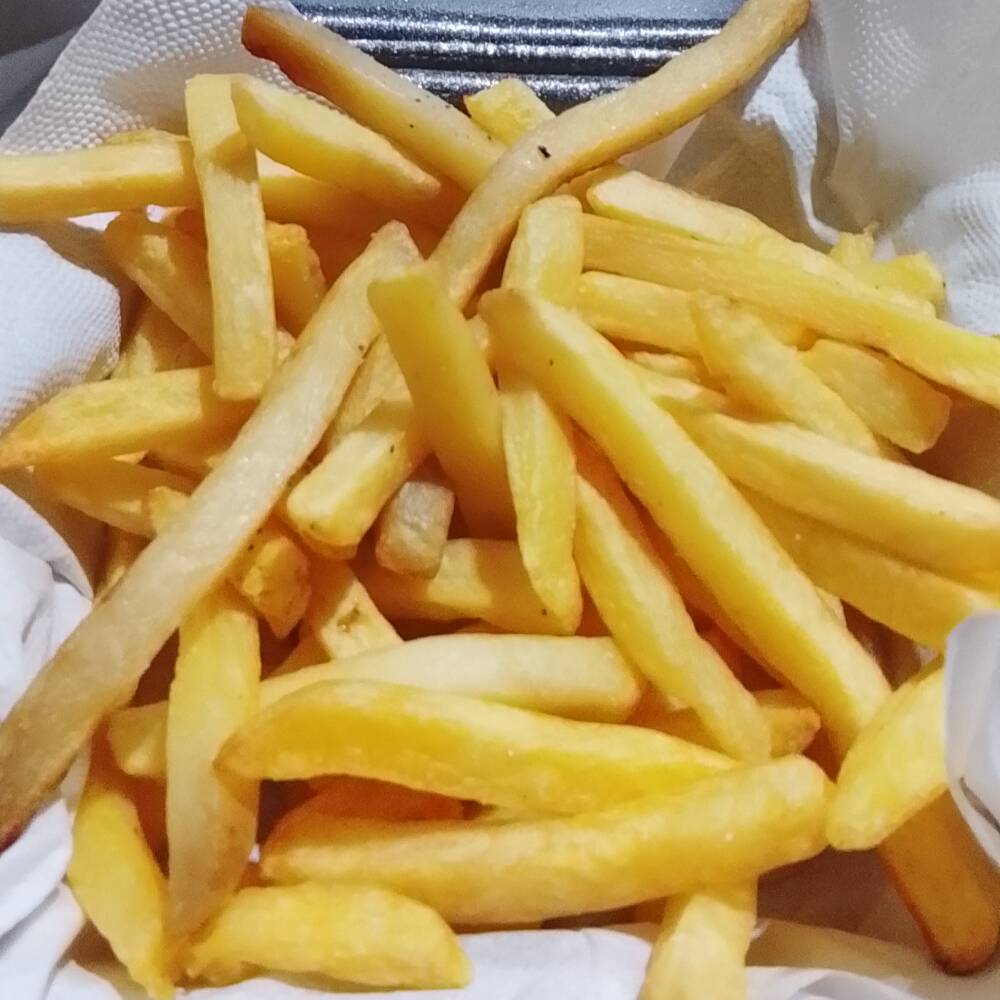 Porção de batata, acompanhado de catchup e maionese