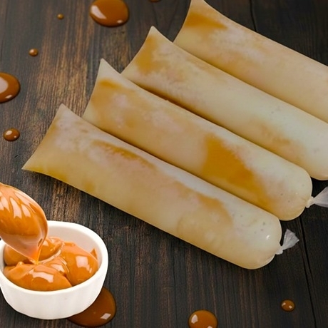 Creme condensado de doce de leite, com cobertura de doce de leite.