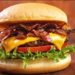 PÃO BRIOCHE , CARNE BLEND DE 120G, 2 FATIAS DE CHEDDAR, BACON, ALFACE, CEBOLA ROXA, BARBECUE E MOLHO DA CASA.