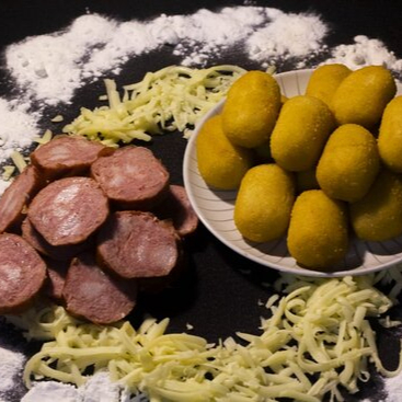 Saboreie 10 croquetes de calabresa, irresistivelmente saborosos, fritos na hora e crocantes, preparados com ingredientes de alta qualidade. Nossos salgadinhos chegam quentinhos em sua casa, garantindo a melhor experiência gastronômica. Oferecemos os melhores e mais em conta salgadinhos fritos da região, perfeitos para você e toda a sua família. O nosso objetivo é a satisfação plena de nossos clientes. Aproveite!