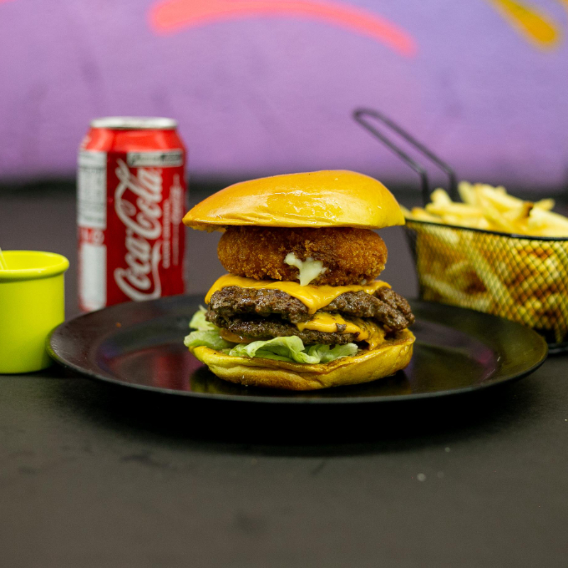 Smash Rei (M) (Pão brioche, 2 blends bovino 90g, 2 fatias de queijo cheddar, salada fresca e nosso magnifico Catupiry Original empanado).