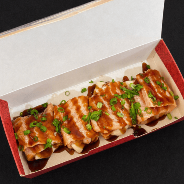 Lâminas de salmão envolvem suculentos camarões e cream cheese, tudo perfeitamente maçaricado. Cada porção é finalizada com um toque especial de molho teriyaki e cebolinha.