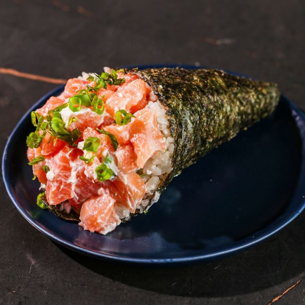 Salmão em cubos, arroz japonês, cream cheese, cebolinha e gergelim moído. Incluso 1 sachê de shoyu.