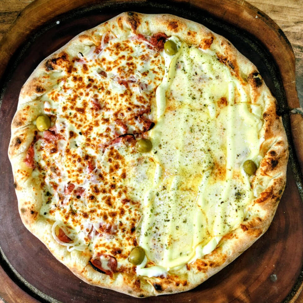 1 PIZZA MEIA TOSCANA - MEIA 3 QUEIJOS - PIZZA GRANDE 35CM 8 PEDAÇOS