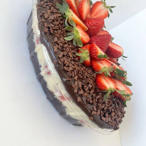 Torta Brownie com Morango, Ninho e Chocolate Uma sobremesa dos sonhos! 🤎 Base de brownie bem chocolatudo e macio, coberta com brigadeiro de chocolate cremoso, brigadeiro de Ninho super suave e morangos frescos que trazem o equilíbrio perfeito. Cada fatia é uma combinação intensa de chocolate com a leveza do Ninho e o geleia de morango Simplesmente irresistível! 😍🍰