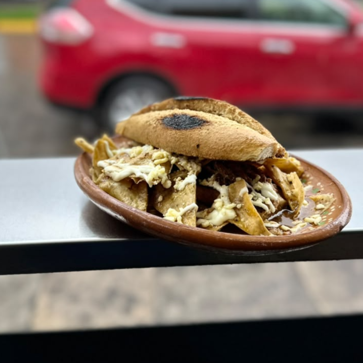 Lonche de Chilaquiles de Birria