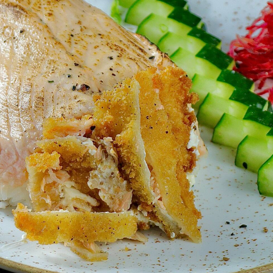 Filé de salmão fresco combinado com pele de salmão grelhada (skin), arroz japonês temperado e cream cheese cremoso. Uma mistura deliciosa de sabores e texturas em um temaki completo!