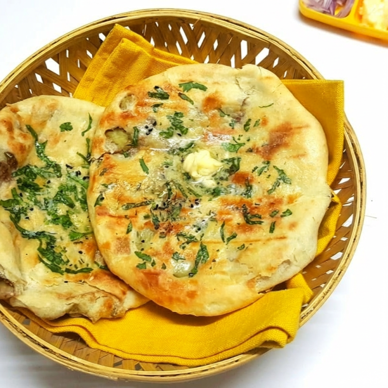 Pão indiano recheado com batata. (massa feita de trigo e iogurte)