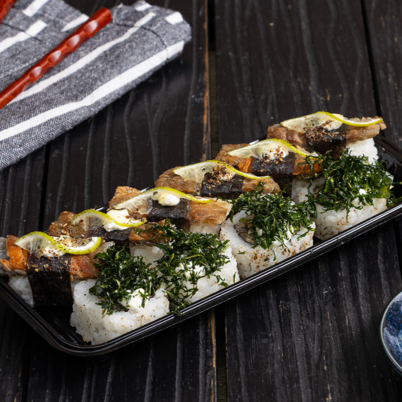 Combinação perfeita de sabores marcantes! 6 niguiri skin com limão + 4 uramaki skin com couve crocante.