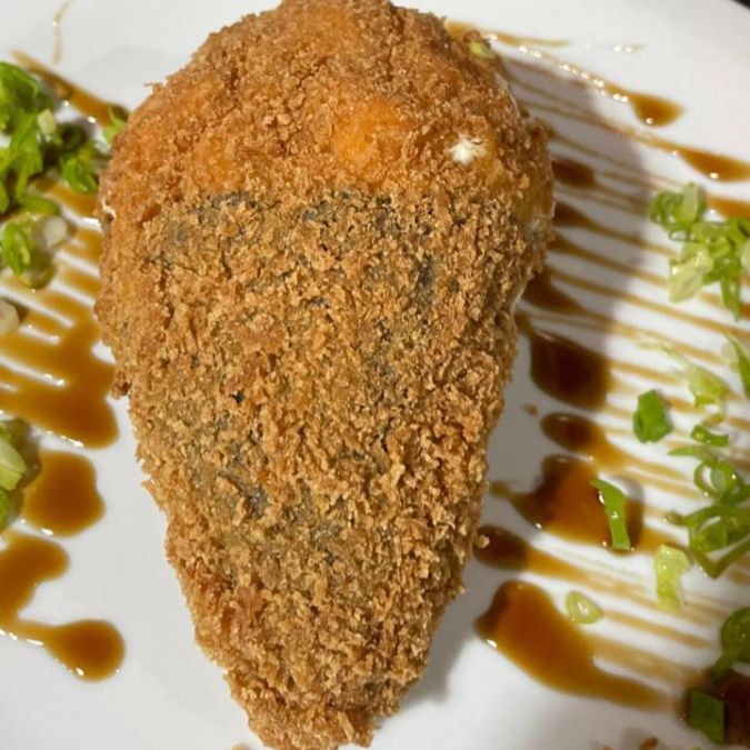 Hot em Formato de cone, enrolado à mão com alga nori, Empanado com Panko, recheado com arroz temperado, com peixe branco e outros ingredientes como cream cheese.