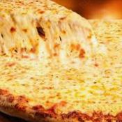 Molho de tomate, mussarela, catupiry, parmesão, azeitona, oregano.