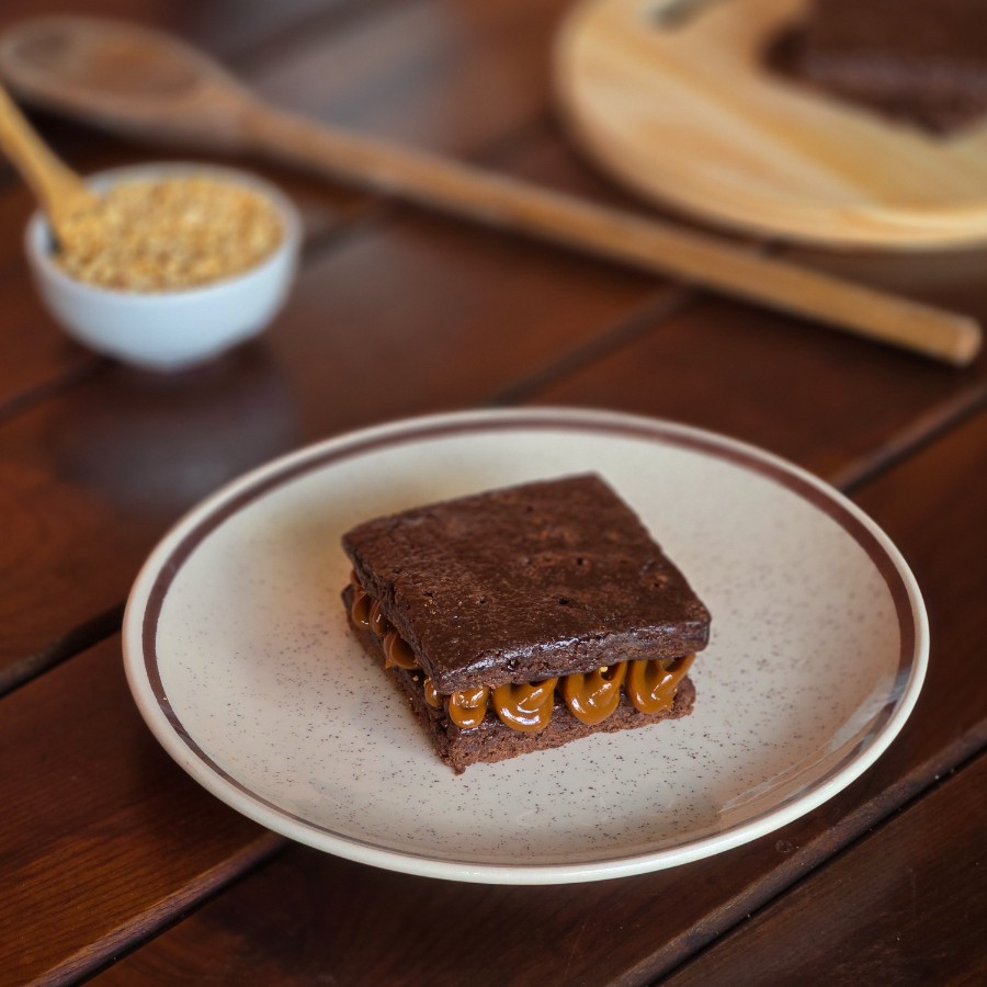 O que era bom, ficou ainda melhor por dentro! Nosso brownie tradicional com um recheio generoso de doce de leite. É derreter na boca e se apaixonar.