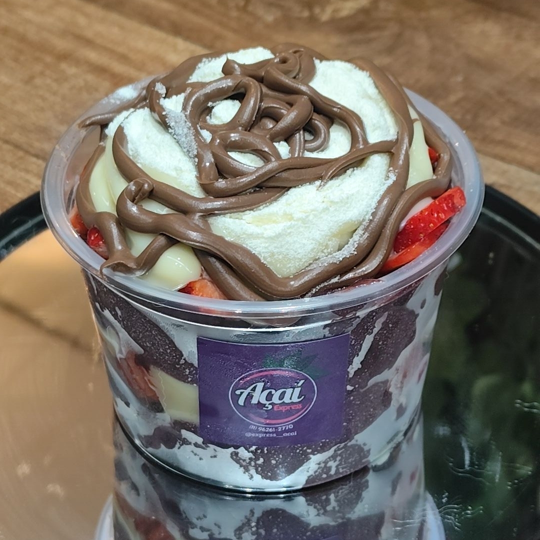 Acompanha com bastante Nutella, morango, leite em pó e leite condensado Nao Mandamos Separado!!! 500ml