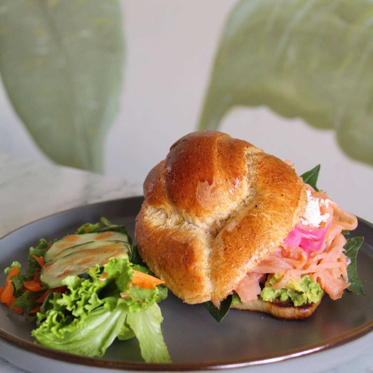 Croissant con Salmon Ahumado