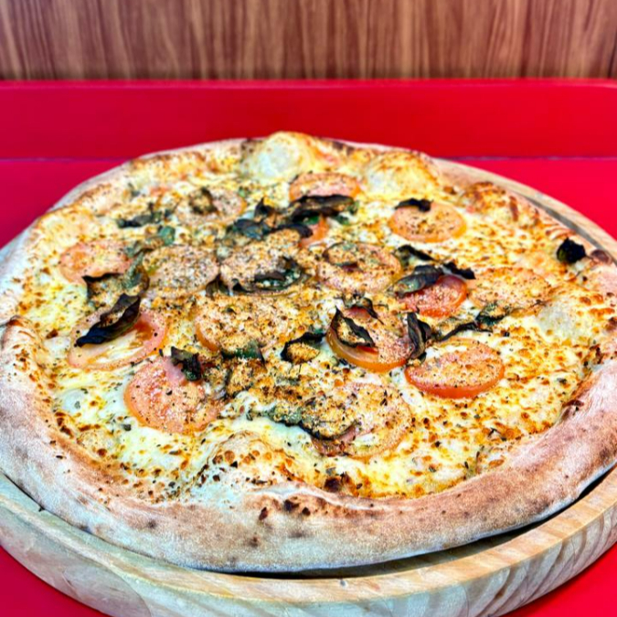 MUSSARELA, TOMATE, PARMESAO E MANJERICAO