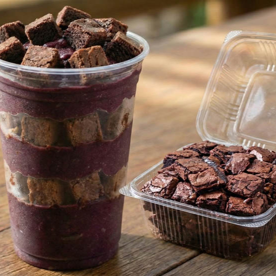 Copo de 500ml com açaí bem cremoso, montado em camadas generosas e pedaços de brownie artesanal de chocolate + Bordinha de brownie 180g. Uma combinação perfeita entre o frescor do açaí e a intensidade do brownie, ideal para matar a fome e a vontade de doce ao mesmo tempo. #açaí #açaícombrownie #açaí300ml #brownie #brownieartesanal #doceperfeito #sobemesa #doceria