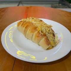 Massa dourada e macia, recheio suculento de salsicha com molho temperado. Assado na medida certa e cheio de sabor