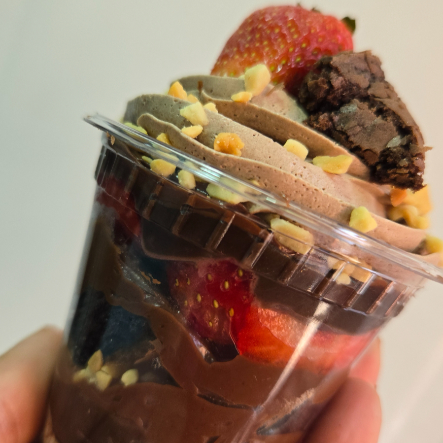 Nosso maravilho copo, com um delicioso mousse de chocolate, brigadeiro de chocolate 50% cacau, nutella, amendoim, brownie e morango. Uma combinação perfeita que todos amam.