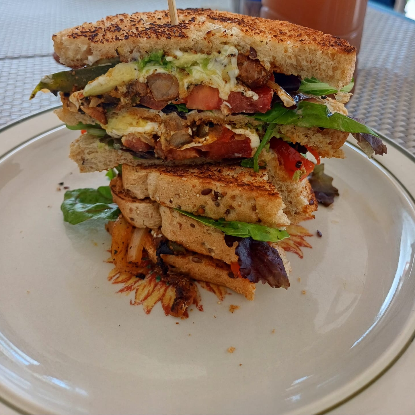 Sándwich Pollo, Incluida Agua de Sabor 1 Lt