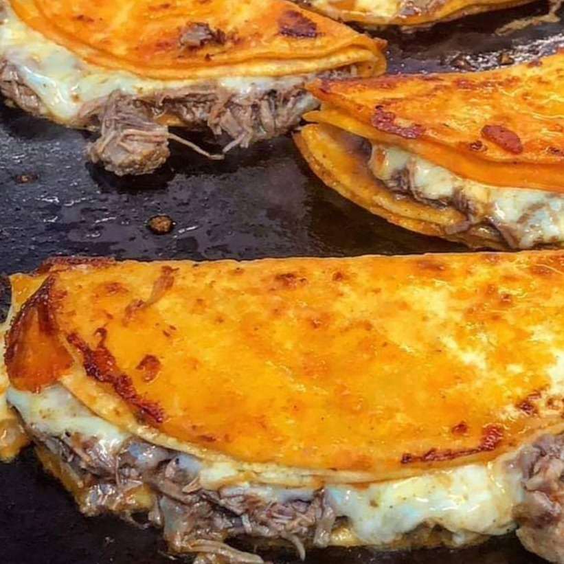 2 Quesa-birrias + coca cola y consomé