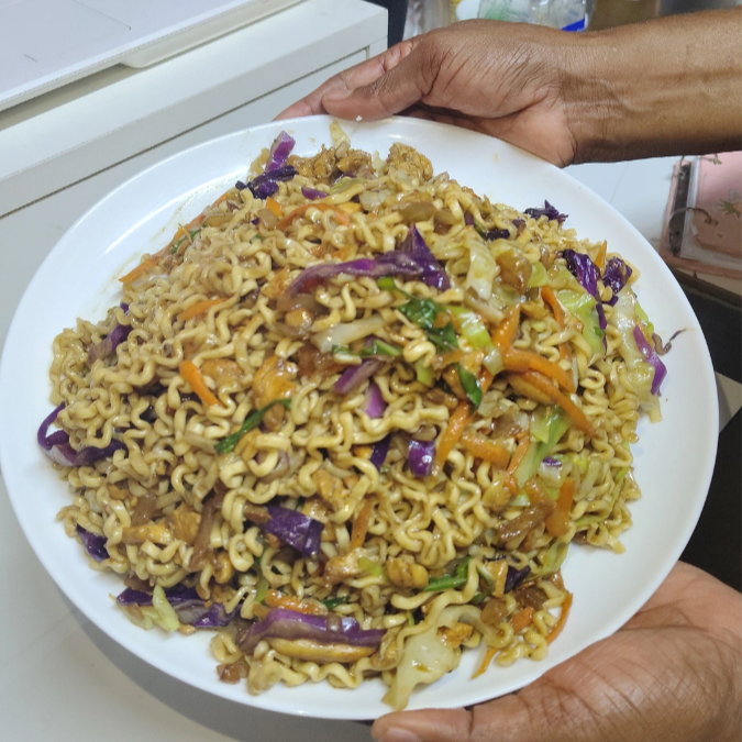 01 kl de Yakisoba misto carne e frango + 02 Rolinhos queijo ou Romeu e Julieta, serve até 3 pessoas. Yakisoba,combo,comida japonesa, frango, carne, rolinho queijo, rolinho Romeu Julieta, rolinho primavera,