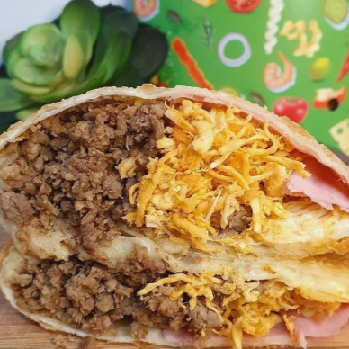 Um delicioso pastel recheado com carne, calabresa, frango, requeijao cremoso skala,mussarela, ovo, tomate e azeitona. Perfeito para quem busca uma explosão de sabores.