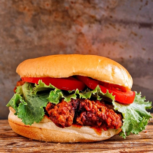 Burger mamalón con una porción de papas fritas