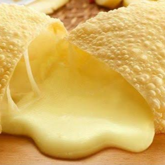 o clássico que nunca sai de moda! Massa douradinha, sequinha e crocante, com um delicioso recheio de queijo derretido.