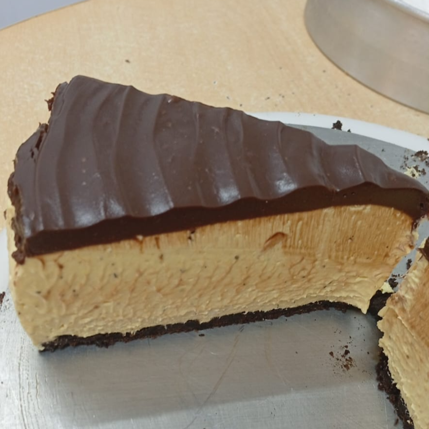 Delicioso creme de maracujá com super camada de ganache meio amargo, deixando sabor de infância com leveza do doce. Serve 1 pessoa.