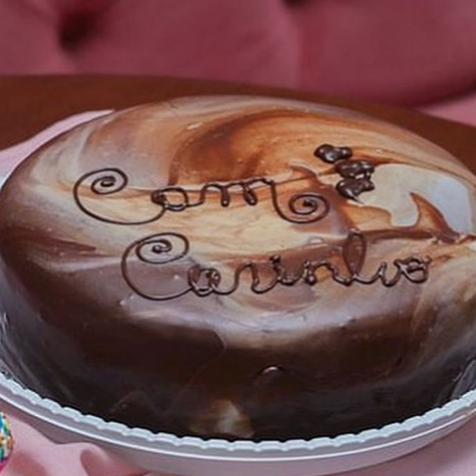 Torta com 2 camadas de recheio e chantilly.