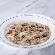 Arroz arbório, mix de cogumelos (Shitaki, Shimeji E Paris), tomate seco e parmesão.