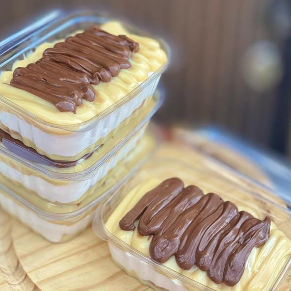 Camadas generosas de creme de Ninho super leve e aveludado, intercaladas com biscoito na medida certa e muita Nutella cremosa escorrendo 🤤✨ Uma combinação perfeita entre o doce delicado do Ninho e a intensidade da Nutella, que derrete na boca a cada colherada! 💛