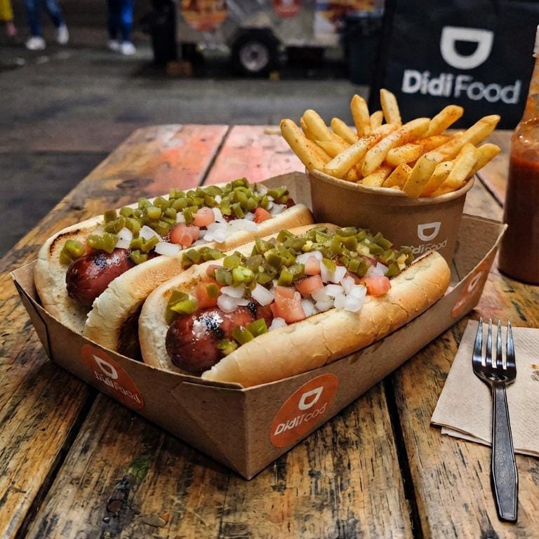 2 Hot Dogs Chicos con Papas y Boneless