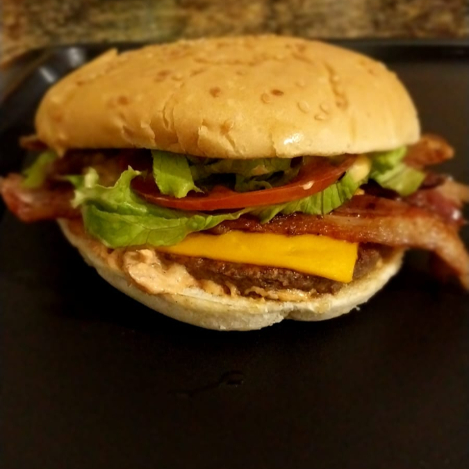 Pão,  carne, bacon,  mussarelas, alface, tomate, ketchup, maionese de bacon e batata palha