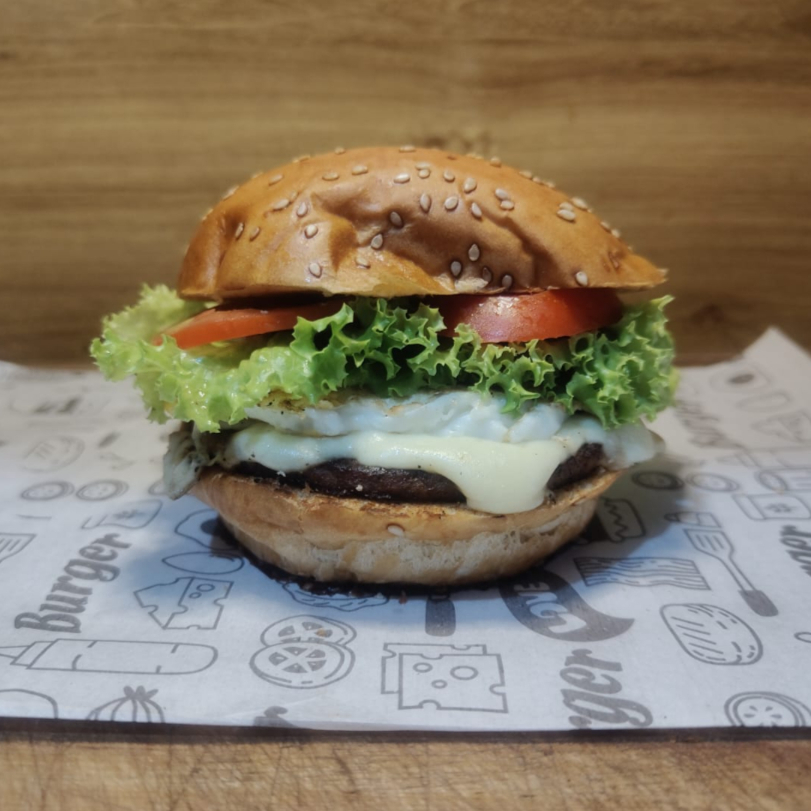 Pão, carne, queijo, ovo e salada.