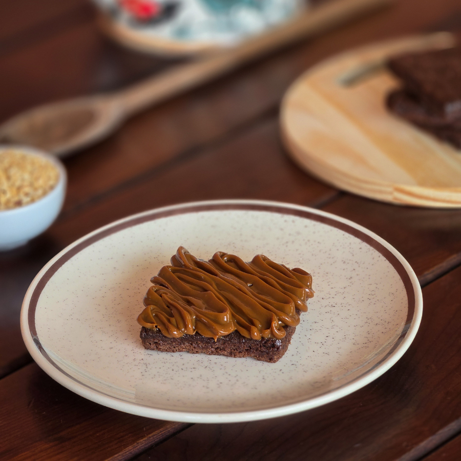 O que era perfeito ficou ainda melhor. Nosso brownie clássico com uma camada generosa de doce de leite cremoso. É impossível comer um só!