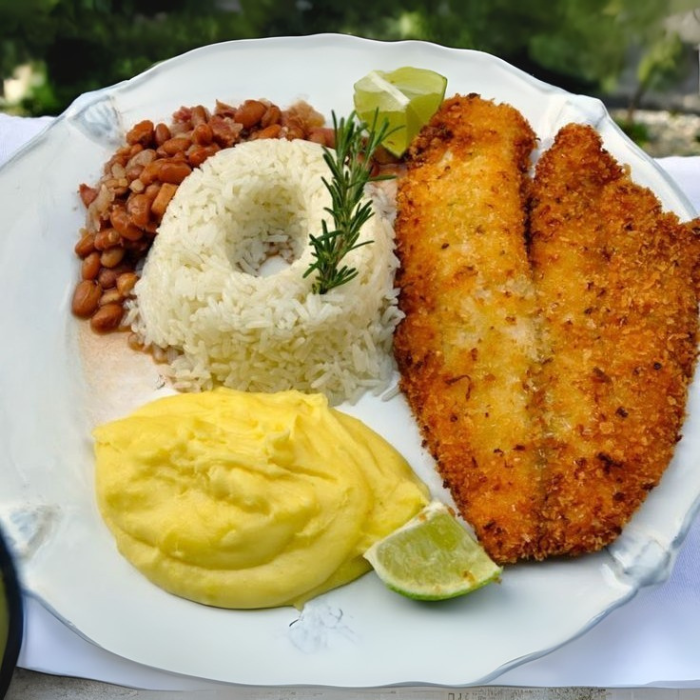 Acompanhamento: Arroz branco soltinho, Feijão carioca saboroso, Filé de Merluza delicado e suculento, Purê cremoso e suave, Farofa da casa crocante e cheia de sabor, e Salada do dia fresquinha.