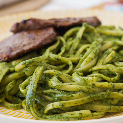 Tallarín Verde con Bistec a la Plancha