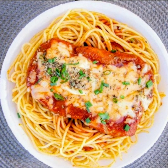 Marmita com Delicioso filé de Frango á Milanesa (empanado na massa crocante) acompanhado de macarrão espaguete temperadinho al dente. Marmita P (500 ml), aprox. 400 gramas, serve 1 pessoa